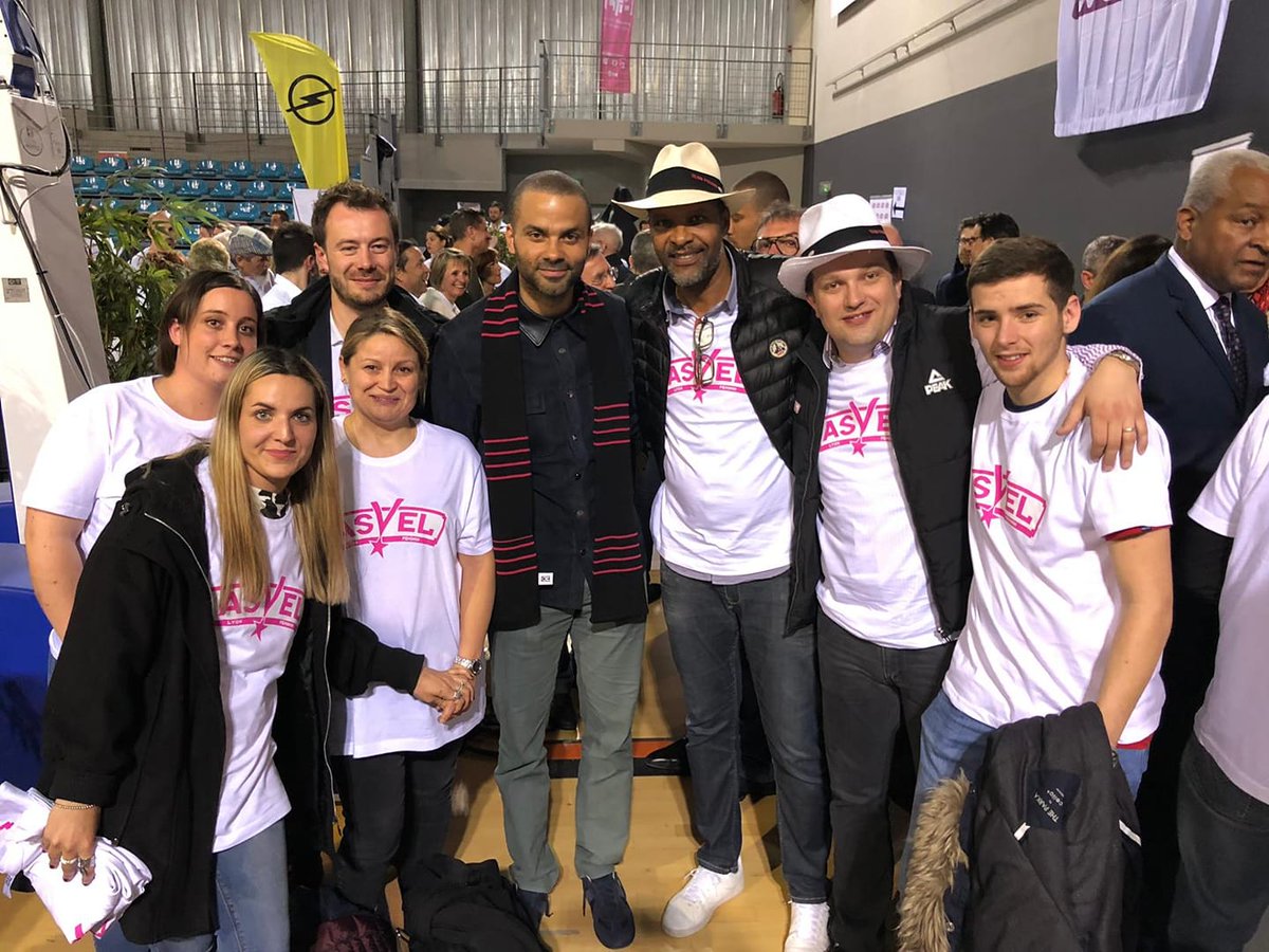 FederalyG's tweet photo. La Team #Federaly en compagnie de @tonyparker lors du match @ASVEL_Feminin contre @BasketLMA ! 😁
#Federaly #TonyParker #Basket #ASVElles #FinaleLFB #basketball #Lyon https://t.co/V0e8Uu3cmx