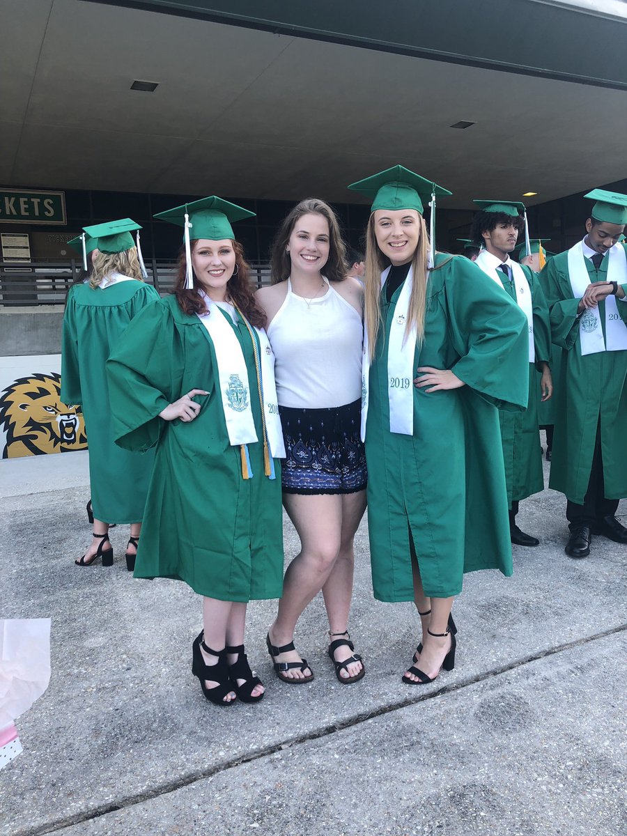 ashley_klobas's tweet photo. 2019💚🎓 https://t.co/e2UERUydyg