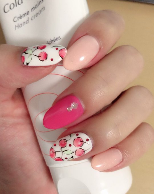 今月のネイルめちゃ女の子にしてもらった🍒🍒🍒 