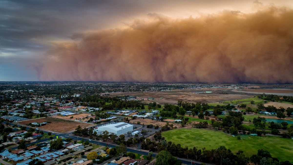 Amazing pictures of tonight's dust storm in #Mildura. Here's one as it's about to hit. #duststorm 

📷: Robert Klarich

Full gallery: bit.ly/2Jllgi8