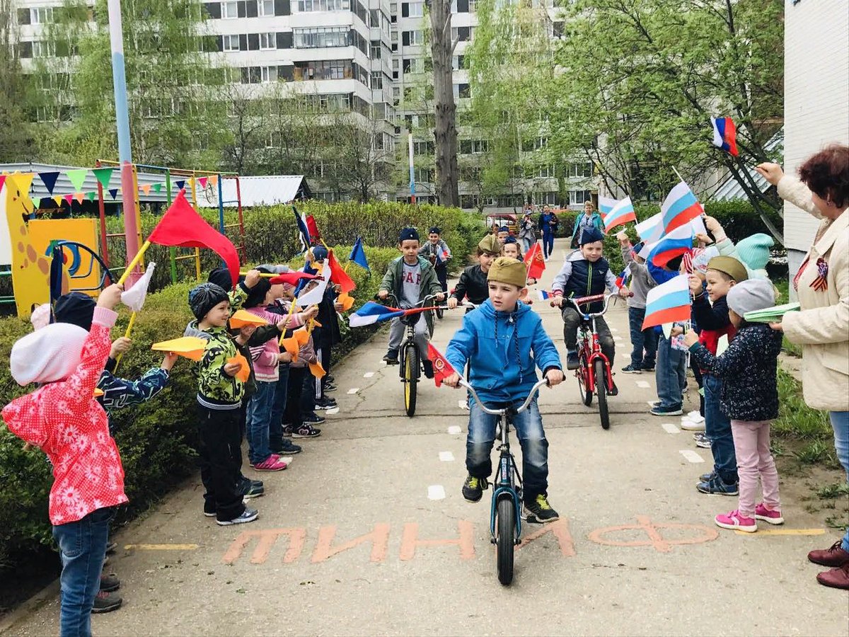 Сегодня,в преддверии великого дня ДНЯ ПОБЕДЫ в нашем детском саду прошла всероссийская акция “Бессмертная эскадрилья».Участвовали дети и родители старшего дошкольного возраста.Открывали мероприятие наши велосипедисты,которые приезжали торжественно с флагами к Дню победы.
