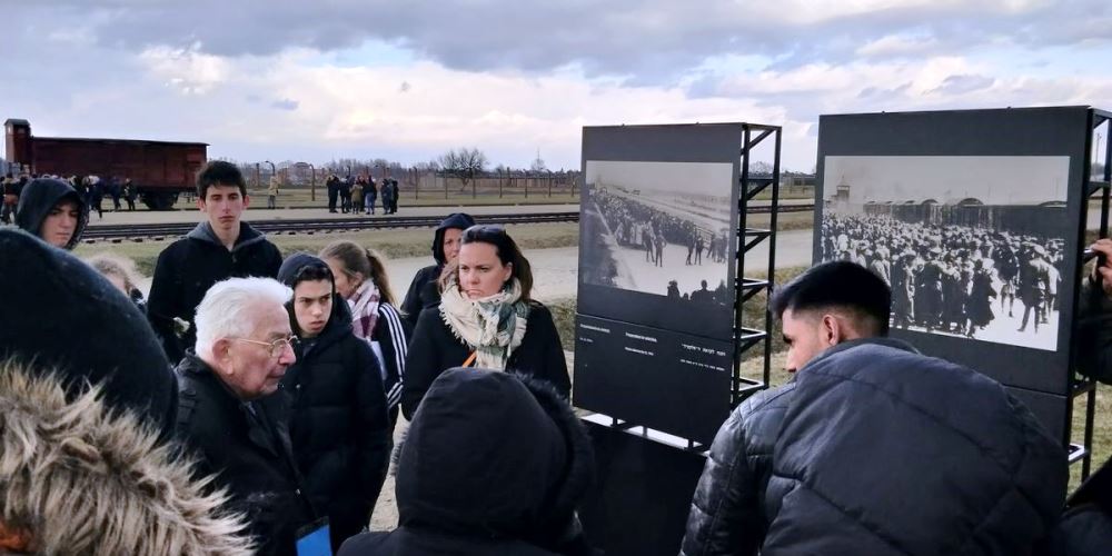 Auschwitz : voyage de mémoire pour les collégiens de la Métropole de Lyon.
Un projet financé par la Métropole de Lyon et le département du <a href="/rhone_fr/">Département du Rhône</a>, avec le soutien de la Fondation pour la Mémoire de la Shoah.
met.grandlyon.com/auschwitz-le-v… via <a href="/grandlyon/">Métropole de Lyon</a>