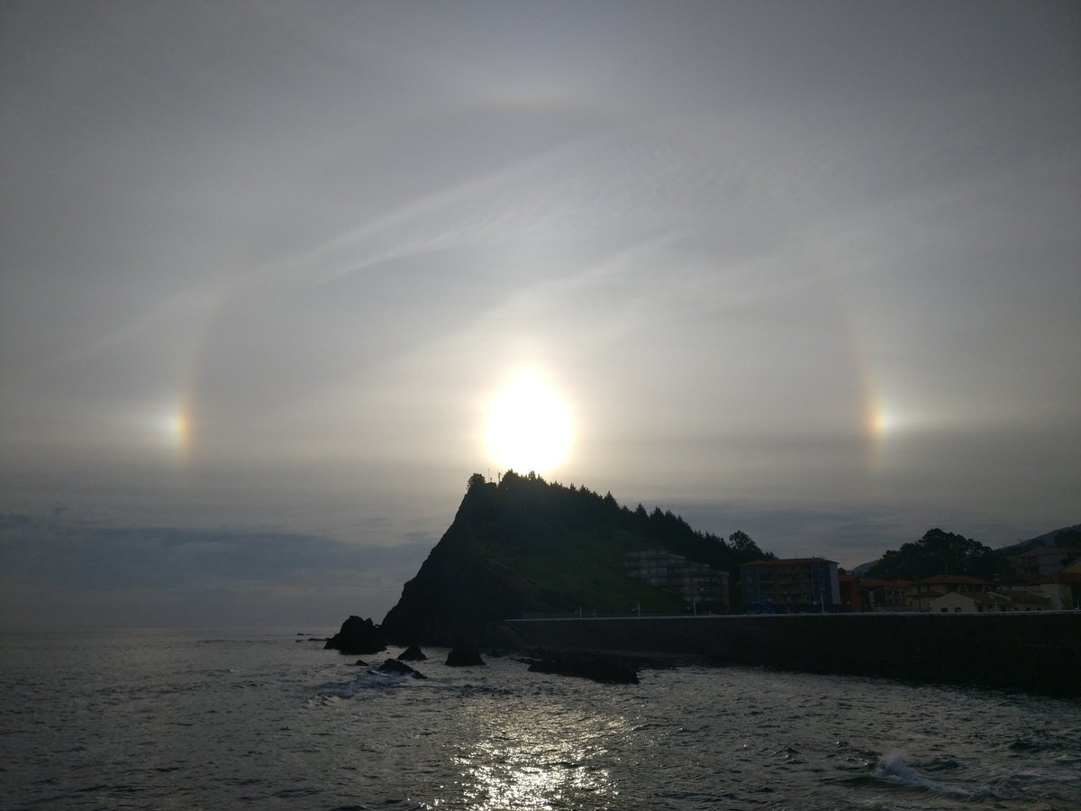 txuleton's tweet photo. Halo solar, parhelio, arcoiris invertido,...llame cómo se llame es un fenómeno muy curioso y difícil de ver. Esta mañana en @armintza. @eitb @Euskalmet https://t.co/RISDR0LD6Q