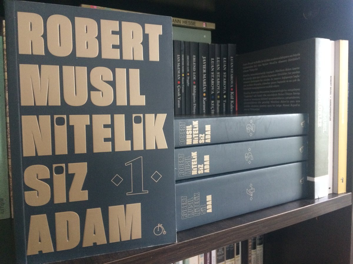 hokkadan's tweet photo. "Çevirmenlik, yazarlık ve editörlük...
 kuşatıcı bir bakışla aslında aynı işin başka veçheleri sadece. Sonuçta bütün derdiniz ve mesainiz Hamlet’in dediği gibi “kelimeler, kelimeler, kelimeler...”
https://t.co/UErwUk7XZh
@gokhanyavuzd #salı #edebiyat #kitap https://t.co/paEmhPWanv