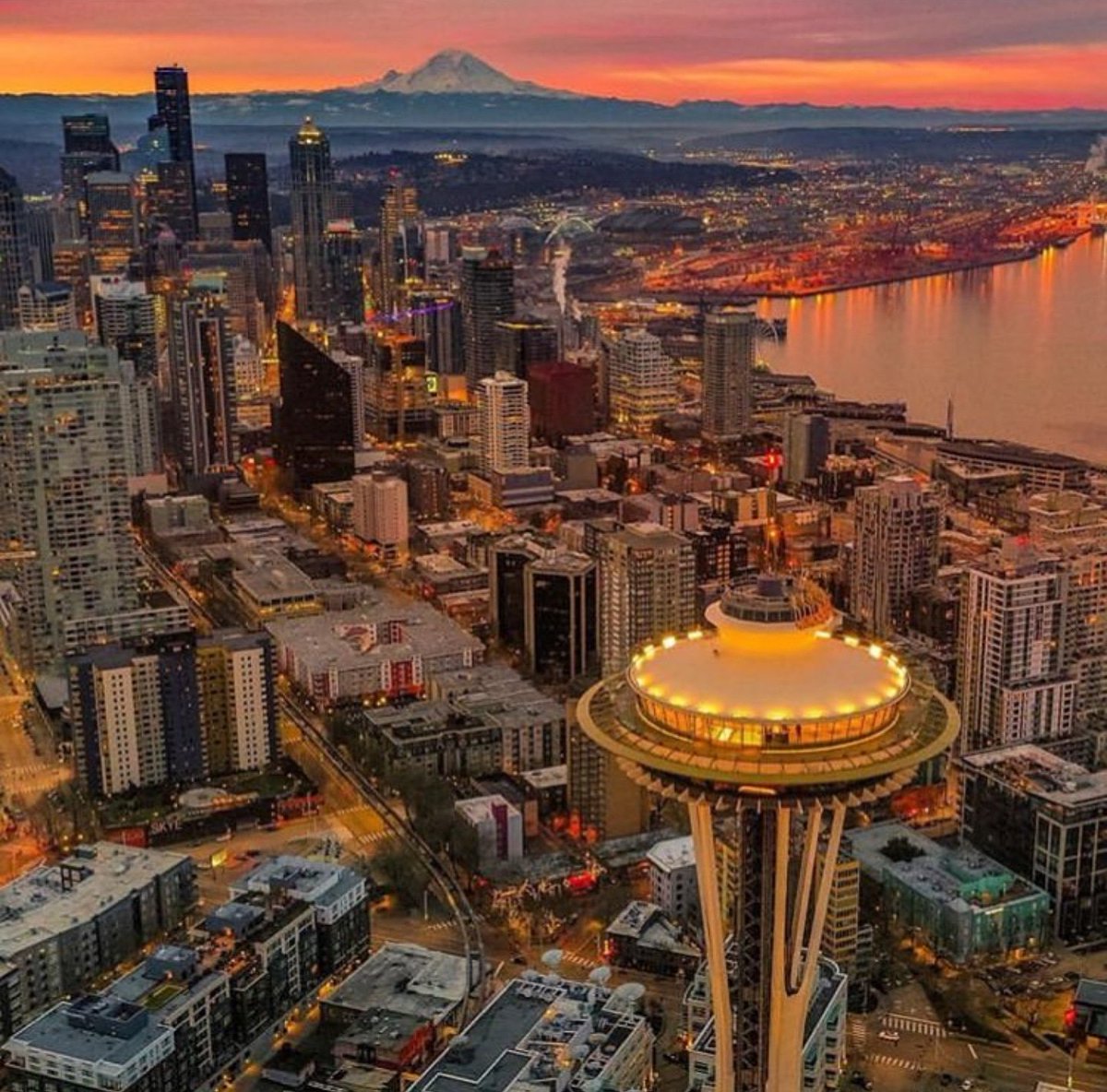These spring sunsets have us swooning. It's the perfect time to plan you trip to #seattle and we're located right in the heart of this beautiful city! #TheSoundHotel

📸: cr.a.ig. // Instagram