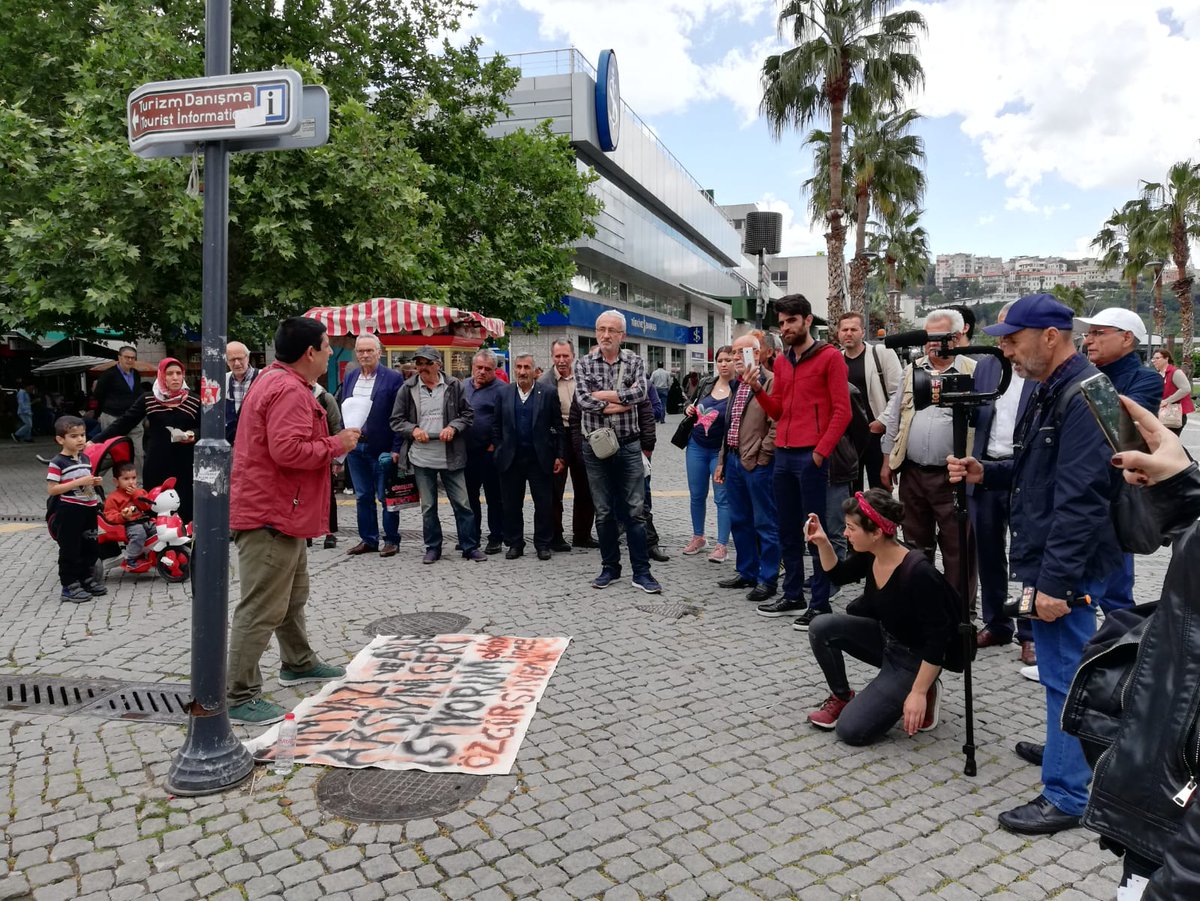 seyrisokak's tweet photo. Le #documentariste et
Le #vidéoactiviste Oktay İnce @karahabervideo, continue de défendre l'honneur de #cinémalibre #nouvelleslibre en poursuivant son combat pour récupérer ses archives de films, vidéos et écrits numériques à la 6ème semaine de protestation #Izmir #Turquie. https://t.co/5O5S7hVl21