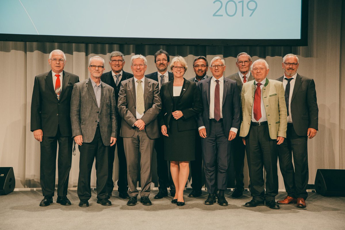 Kerntechnik_D's tweet photo. Die #AMNT verbindet nicht nur Experten sondern auch Generationen. Gerne mรถchten wir uns bei ehemaligen #KTG Vorsitzenden, Ehrenmitglieder und #DAtF Prรคsidenten fรผr ihr auรerordentliches Engagement bedanken! #50AMNT #kerntechnik #kernenergie https://t.co/pQlkgKYBeS