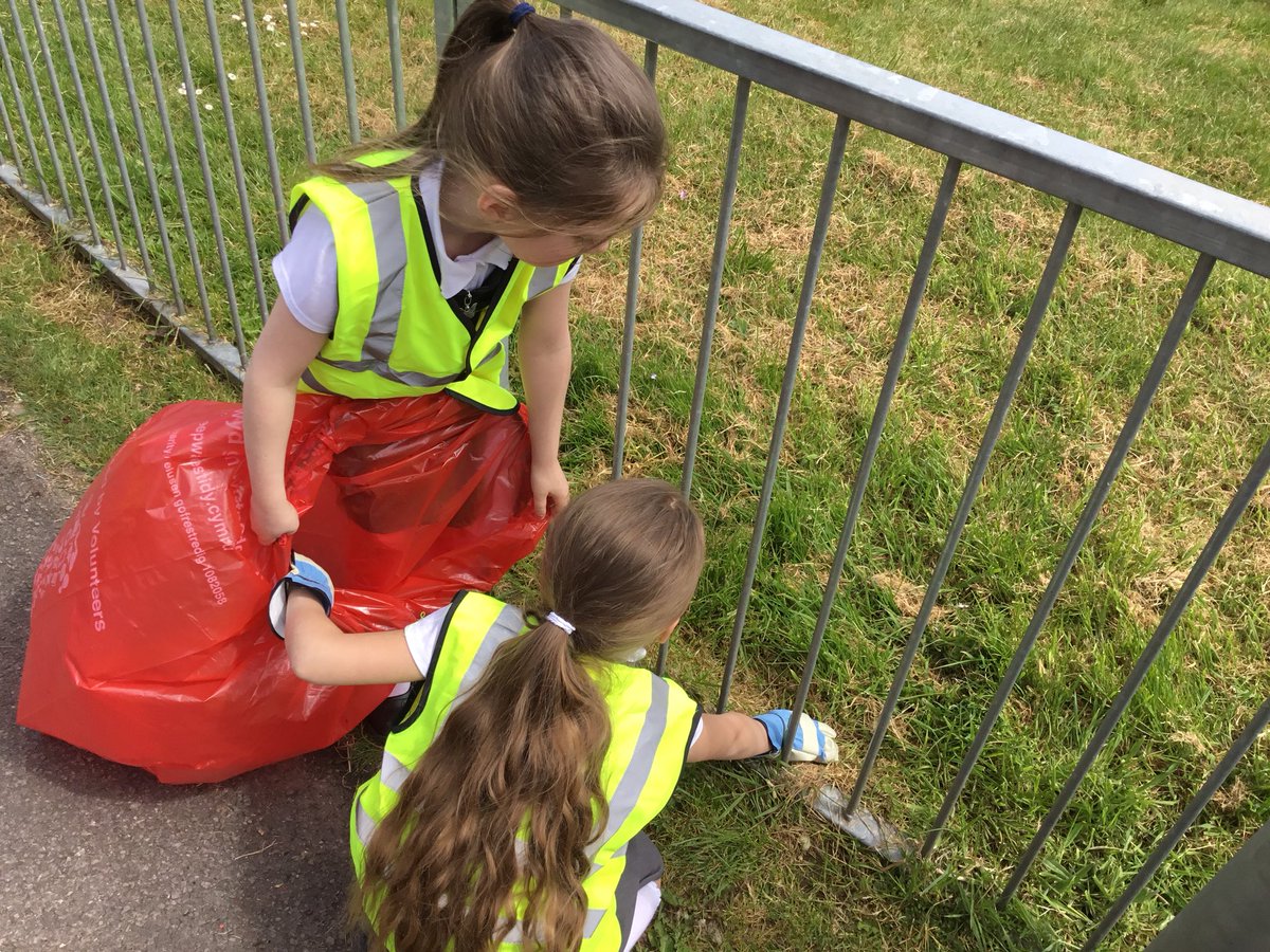 Springwood_Prm's tweet photo. We are shocked at how much litter we have found in our school grounds today #springpembroke #springeco https://t.co/urEGXC21lQ