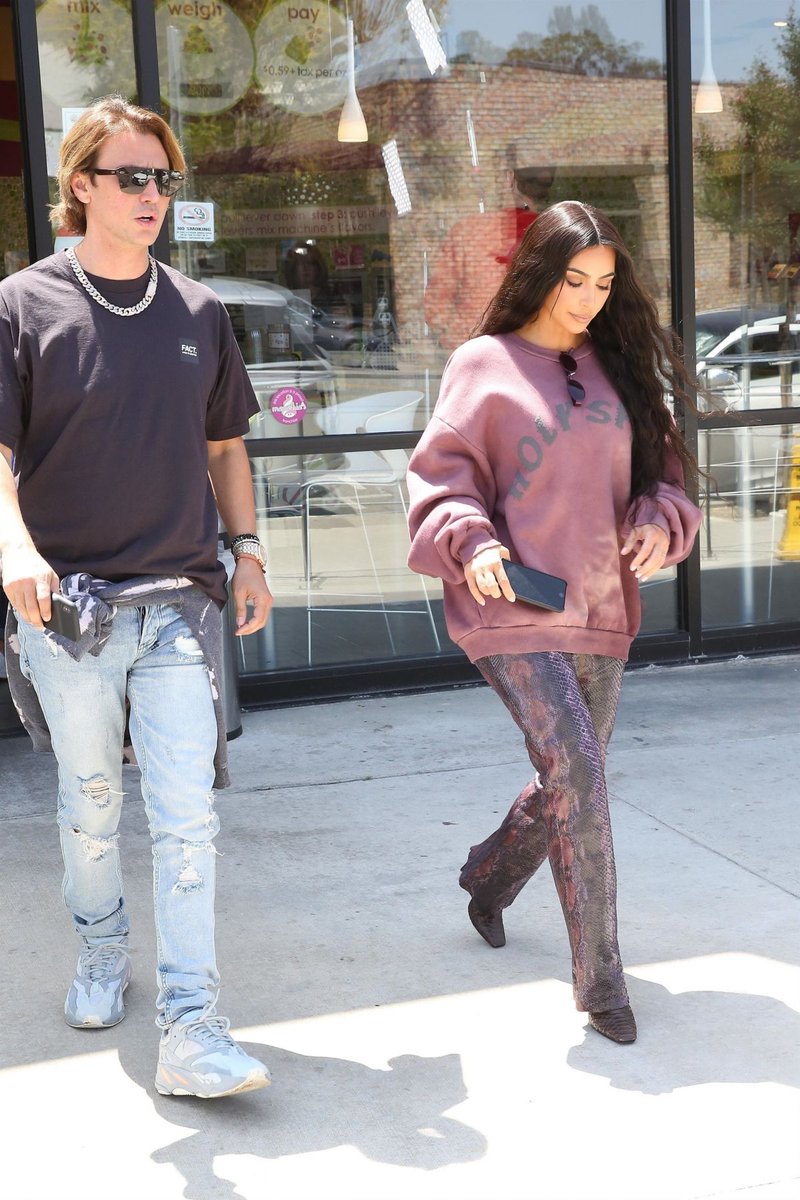 KimKFrench's tweet photo. 📸  - Le 1er Mai, Kim Kardashian avec Jonathan Cheban  dans la journée à Calabasas
@KimKardashian https://t.co/xm9y7bCIh6