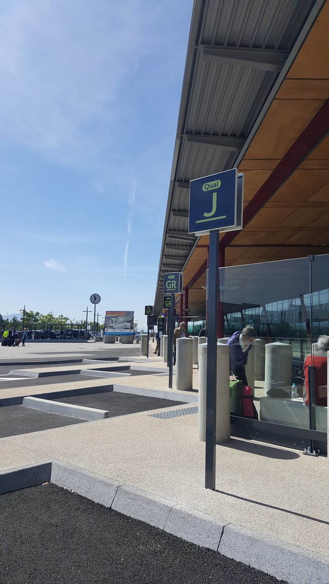 Mylene_sncf's tweet photo. [INFO EN GARE] 
Après une période de travaux, la gare routière de la #GaredeValenceTGV a ouvert hier ! 🚌
@johan_sncf @chloe_sncf @VilledeValence @ConnectGares https://t.co/db8HLjcs2S