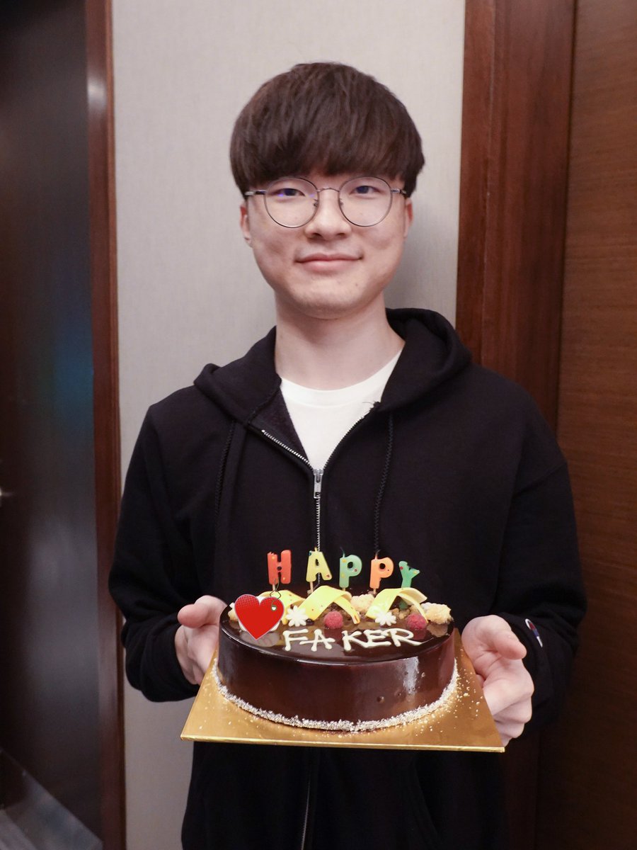 T1LoL's tweet photo. #Happy_Faker_Day!
#HappyBirthday!
#생일_축하합니다! @faker 🎂🎂🎂🎂 https://t.co/ojYKUZm0Q4