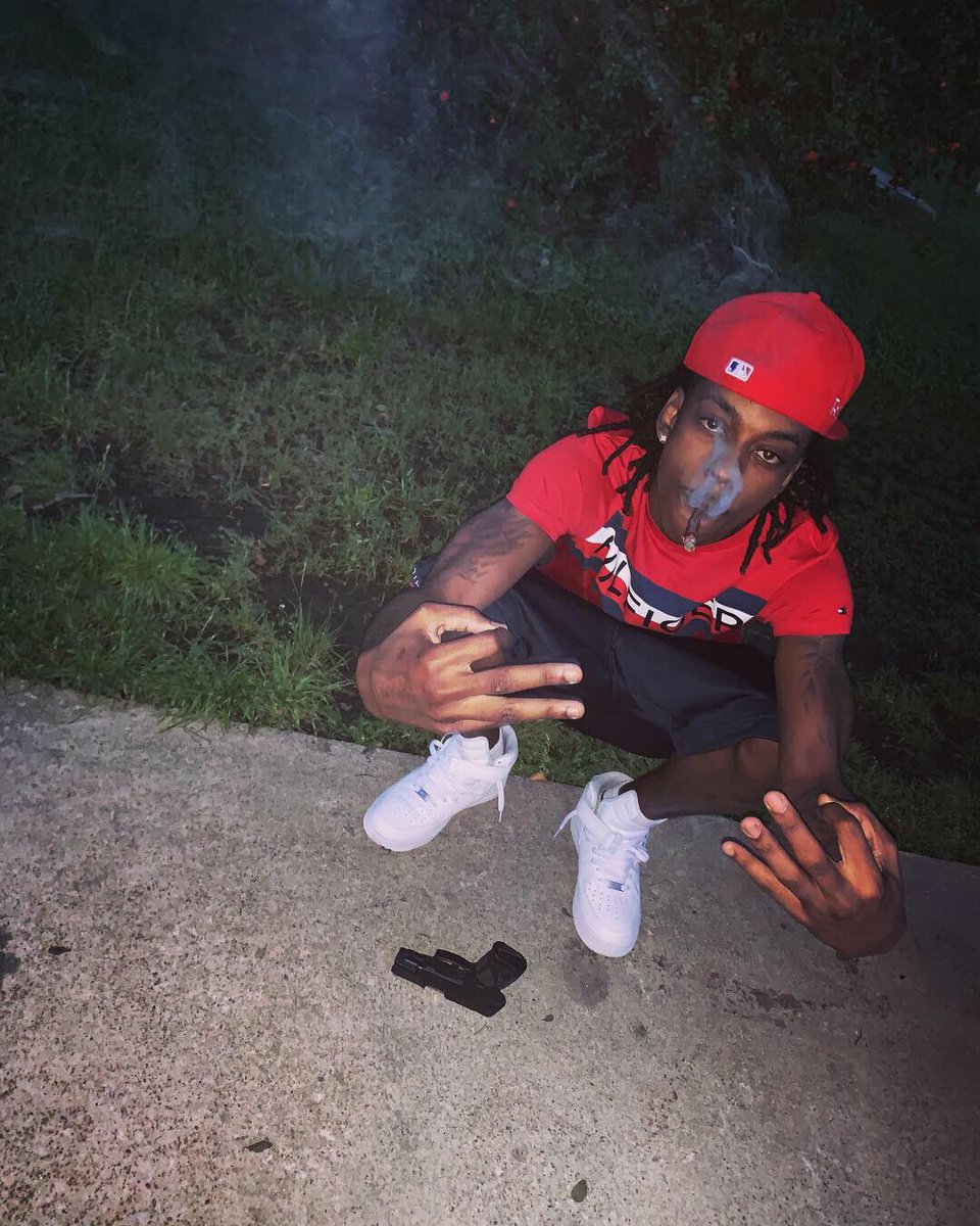 TyTDrizzle's tweet photo. This Glock My Bitch She Stuck To Me 🥰💣 #3x #BIGWOLF👹 #THATRILLEST #Save1For🅿️ #FckThaOppsWeThaOpps https://t.co/LWgQgfn9bT