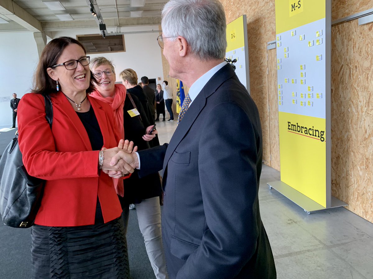 GeertBourgeois's tweet photo. Vlaanderen is vaak nog te bescheiden over zijn kwaliteiten. Het is niet voldoende om goed te zijn, we moeten het ook tonen. Daarom lanceerde ik samen met EU-commissaris @MalmstromEU en @FlandersTrade nieuwe branding tools #VlaanderenVersnelt 👉 https://t.co/88IUvspLtD https://t.co/baCdS9PV7i