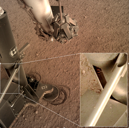 astronika_space's tweet photo. Okazuje się, że za pomocą kamer zamontowanych na lądowniku InSight można podglądać Kreta przez ,,okno" w jego konstrukcji wspierającej. I właśnie to naukowcy  spróbują zrobić w najbliższym czasie. Będziemy Was informować o wynikach eksperymentu ✌️ https://t.co/oLsSyEjeRJ