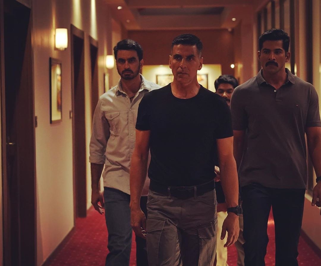 ManishKhati11's tweet photo. Getting classic vibe from this pic..
#Sooryavanshi is going to be the classiciest movie of #RohitShetty ...
💥💥💥💥❤️❤️❤️❤️
#SooryavanshiTakesCharge 
#eid2020 
@akshaykumar 
#AkshayKumar #AkshayKumarPrideOfIndia https://t.co/56nOIG3Bqa