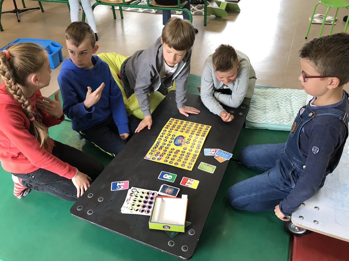 CFranchevelle's tweet photo. Au programme de nos activités ritualisées du matin : on joue, on joue, on joue mais surtout ON CONJUGUE, ON MULTIPLIE, ON ORTHOGRAPHIE... #onsamusetrop #ateliers #apprendreensamusant 🎲💭💛 https://t.co/cnRAuDLtQJ