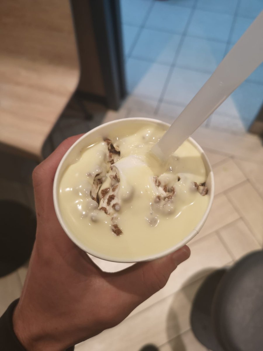 cowisis's tweet photo. HOY ES UN DIA GLORIOSO, TRAS MUCHA ESPERA HA VUELTO EL MCFLURRY DE CHOCOLATE BLANCO Y FILIPINIOS 🙌🙌🙌🙌🙌🙌 https://t.co/XVf8D8JI24
