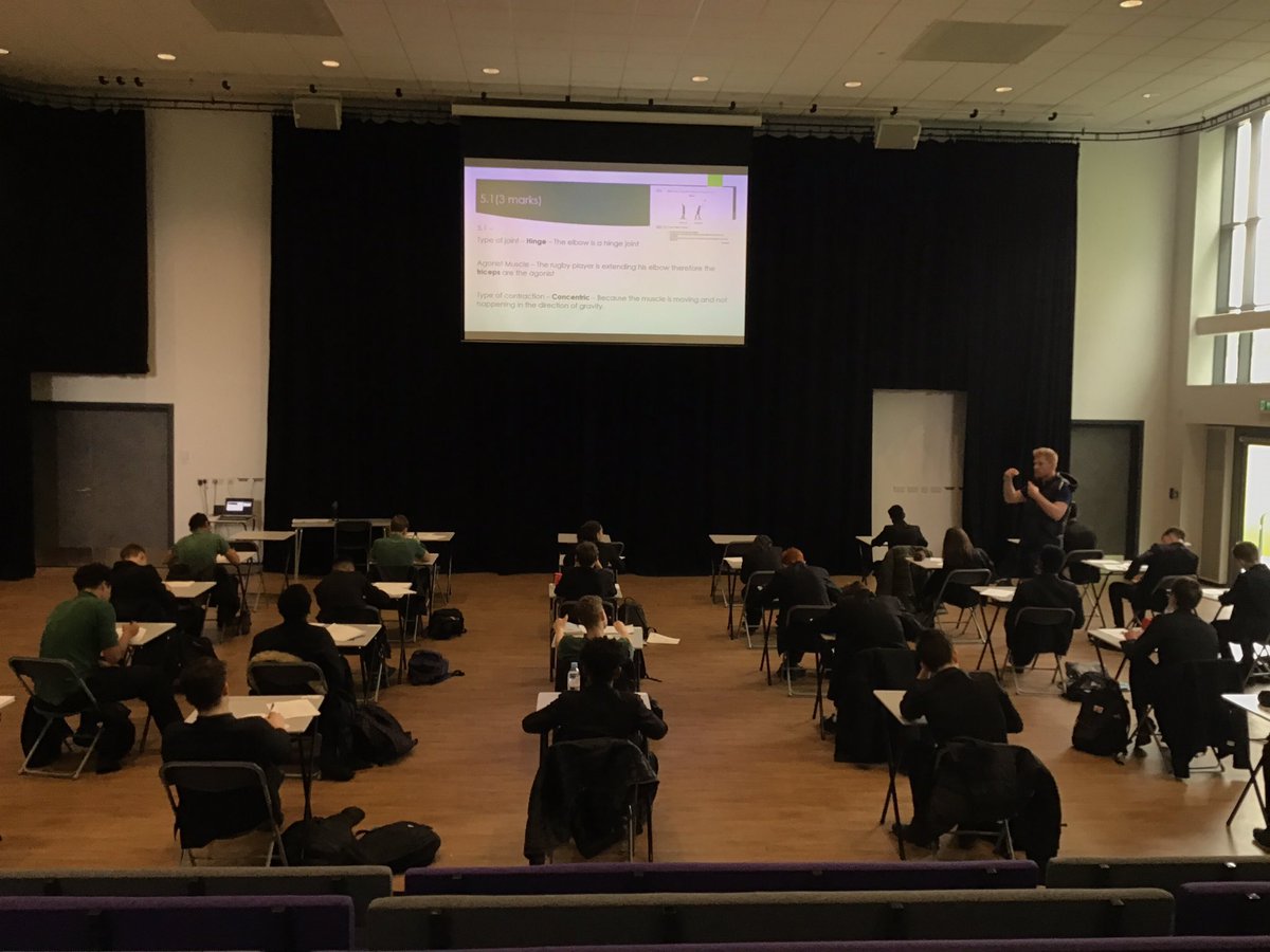 RSch_PE's tweet image. Mr Draper and the GCSE PE group really focused throughout the walking talking mock this afternoon #walkingtalkingmock #runningtalkingmock #aqagcsepe #lotsofcontent #notlongleft #examsnextweek @RoundhayHead