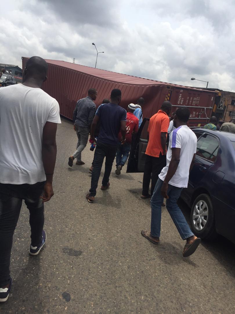 lekkie_007's tweet image. @channelstv this is now a regular occurrence in ojuelegba...

#NoTrucksOnOjuelegbaBridge