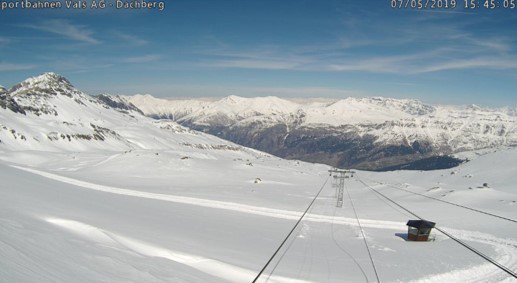 Weisse #Weihnachten 2019 sind so gut wie garantiert. Das Häuschen für die Liftüberwachung am #Dachberg steht nämlich auf einem 3 Meter hohen Masten. Die #Valser sagen, sie hätten um diese Jahreszeit hier oben selten so viel #Schnee gesehen. Wir sagen, #schön so.