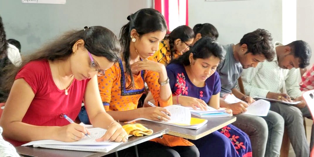 UWMumbai's tweet photo. As we look forward to the #globalroadsafetyweek starting next week onwards, a training was conducted for 58 students of #NavjeevanLokvikasSanstha, Kalyan under our project -#TwoWheelsOneLife @Castrol_India @mtptraffic @UNRSC #Liveunited https://t.co/O6Xgv6QbHq