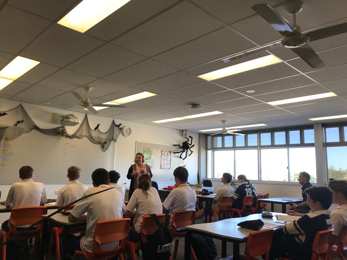 Great day with <a href="/leanne_kemp/">Leanne Kemp【ツ】</a> @QChiefEntrepren sharing her story with #GoldCoast students and travelling in the @StudyGoldCoast #GCStudentHub Mobile Hub which will offer additional #employability and #Careers support for students.