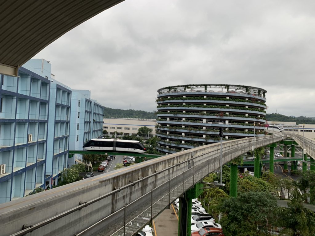 hfthompson_'s tweet photo. The future is here! We visited #BYD HQ in #Shezhen to experience their vision for the future of sustainable transport with #electricvehicles, #solarpower and #monorails. I felt like I was at #Disneyland. The big circular structure is a charging station full of electric vehicles. https://t.co/SHhVJ5A1EV