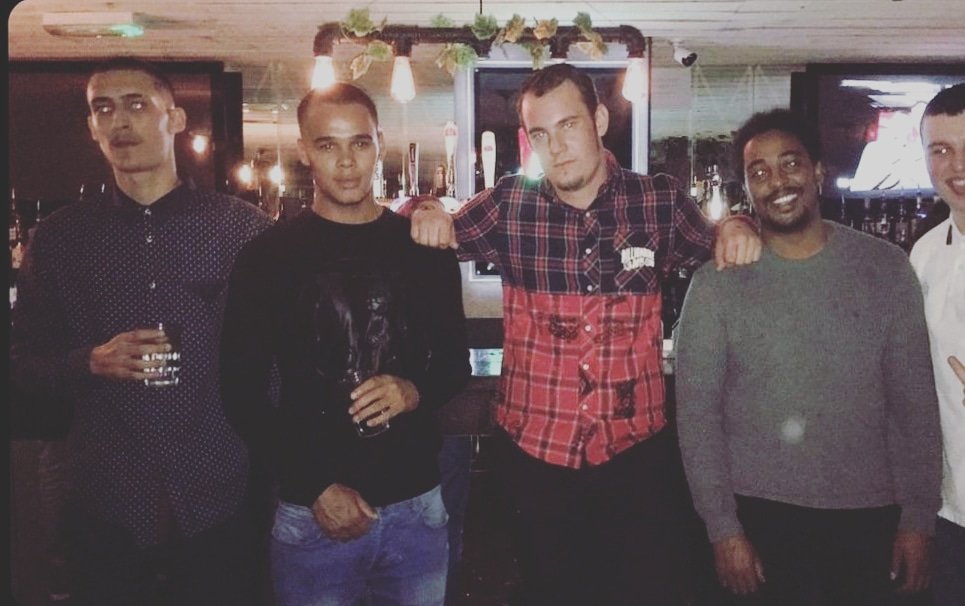 Brandonhh19's tweet photo. I don't posed pics. But that's family 👌🥃 https://t.co/jAmwrSjI0R