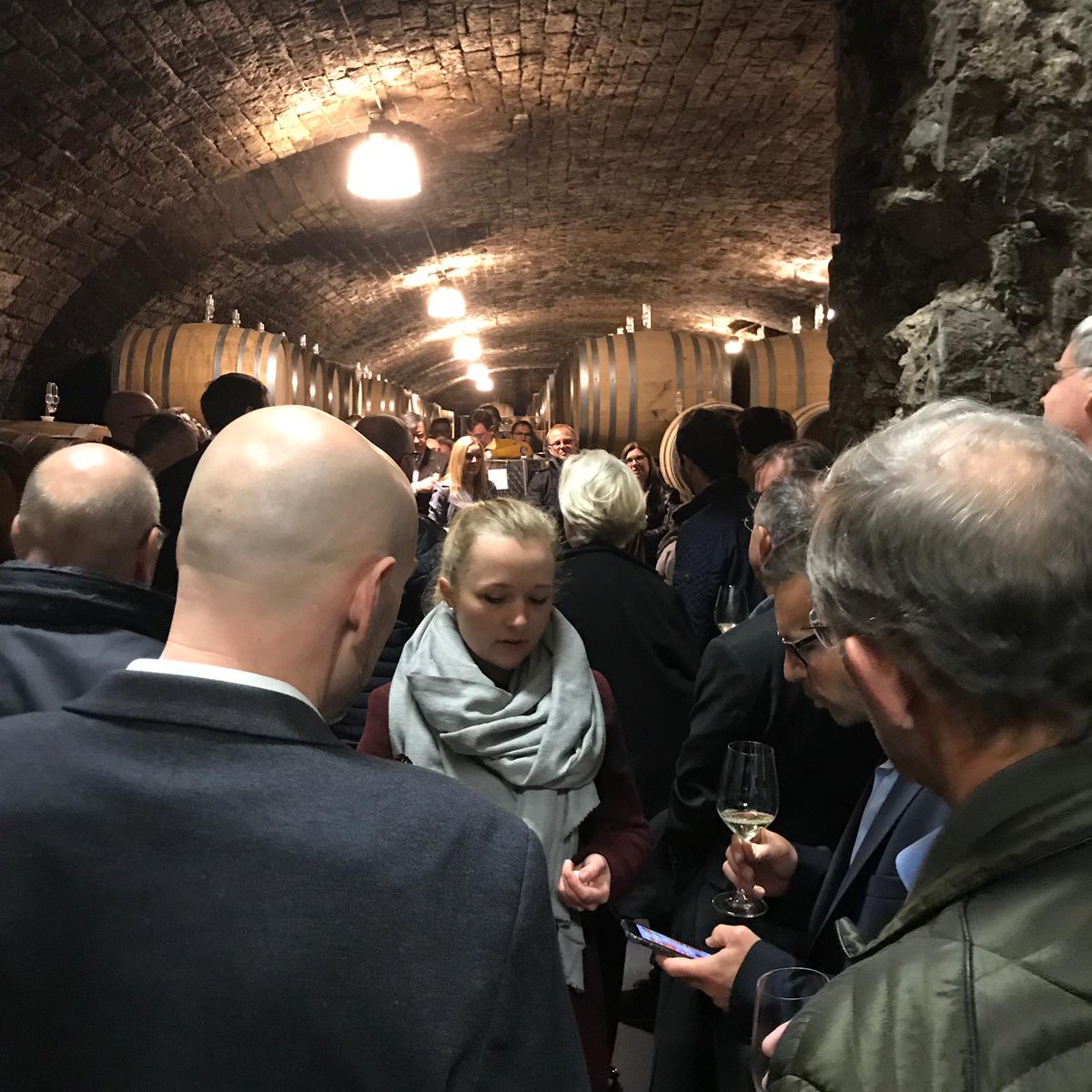 EmpolisSoftware's tweet photo. Zusammen mehr erreichen ➡Intelligente Assistenten: #KI & Mensch – zusammen unschlagbar!
In toller Atmosphäre startete gestern unser #Partner #Summit im Weingut von Winning in Deidesheim mit Weinkellerführung & Weinprobe inklusive Abendessen.
#empolispartnersummit #cooperation https://t.co/fXmbrNFk0b
