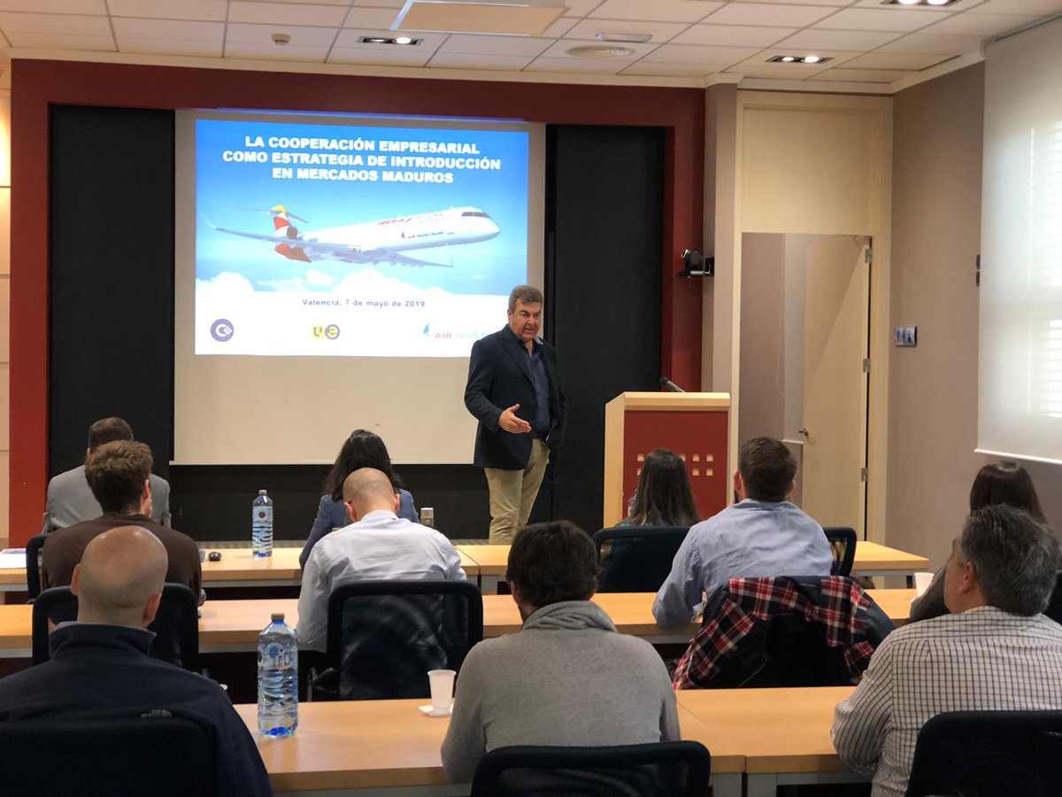 CatedraCe's tweet photo. Hoy nuestros alumnos visitan @AirNostrumLAM y disfrutan de una ponencia a cargo de su fundador y actual presidente: Carlos Bertomeu. 

#CatedraCE https://t.co/GCbCWKCEOs