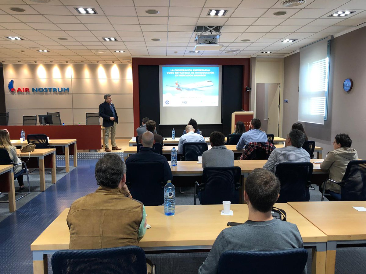 CatedraCe's tweet photo. Hoy nuestros alumnos visitan @AirNostrumLAM y disfrutan de una ponencia a cargo de su fundador y actual presidente: Carlos Bertomeu. 

#CatedraCE https://t.co/GCbCWKCEOs