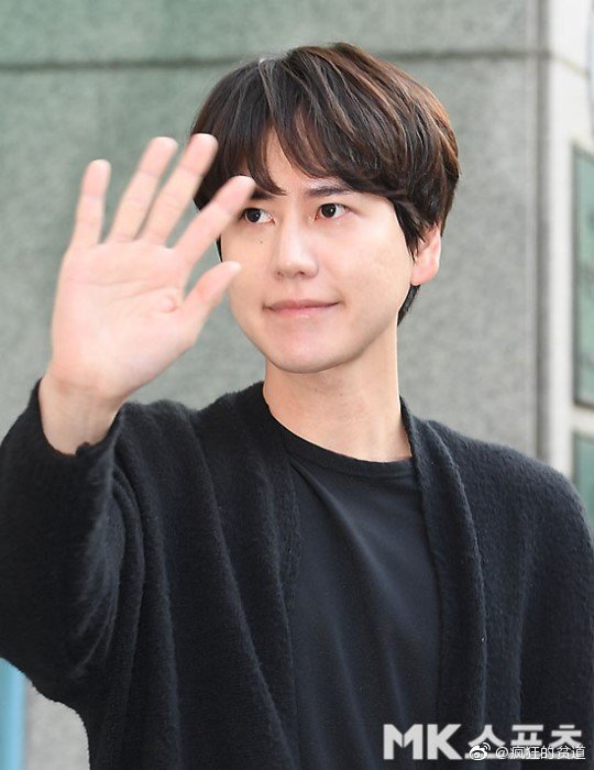 13elieveSG's tweet photo. [HD PIC] 170507 Kyuhyun Military Discharge - Welcome back, Kyu!!!! Our evil maknae, our baby, our last army boy. Thank you for returning healthily and safely 😭 [2P] (Cr:As Tagged) https://t.co/N54F0BU7PU