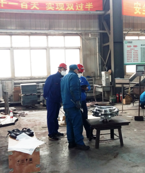 GetaiLtd's tweet photo. Mr. Doi is consulting the workers for the detailed information about parameters of products (among the three in the middle, the right one is Mr. Doi). https://t.co/4gClU483e3