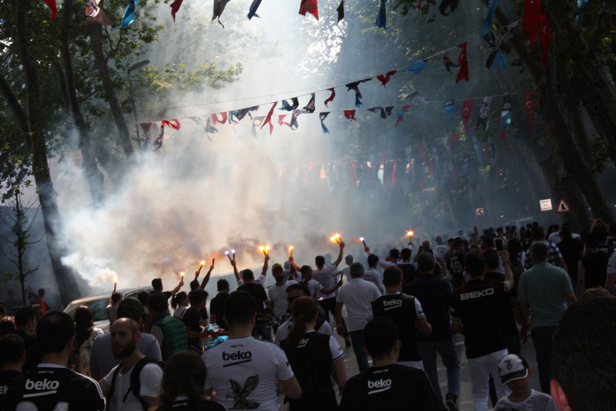 forzabesiktas's tweet photo. Umudun tükenirse gökyüzüne bak ,
Karanlığın ardından güneş doğacak.
Şarkılar söyleyecek o gün çocuklar,
Yarınlar bugünden güzel olacak. https://t.co/gTkseO8JT5