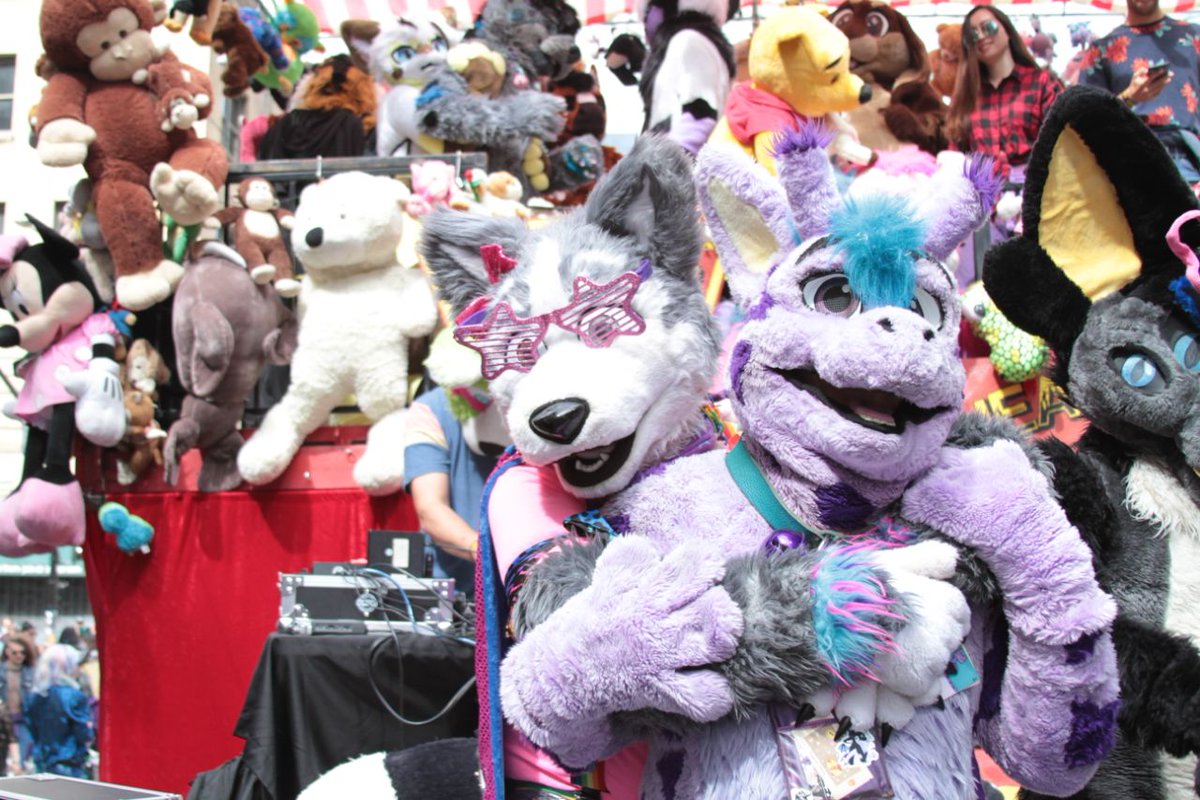 DogpatchPress's tweet photo. At #howweirdstreetfaire in #sanfrancisco this weekend on the @heavypettingzoo art car with #furries @Zarafagiraffe @kalufurret @RelayRaccoon @spottacus. Pics: Sisaro. Thanx for music @djneonbunny @DJTYMEakaDOUG and fair @peacetour @cccpublishing #howweird #howweird2019 #sfbayarea https://t.co/gwAZXqu8tW