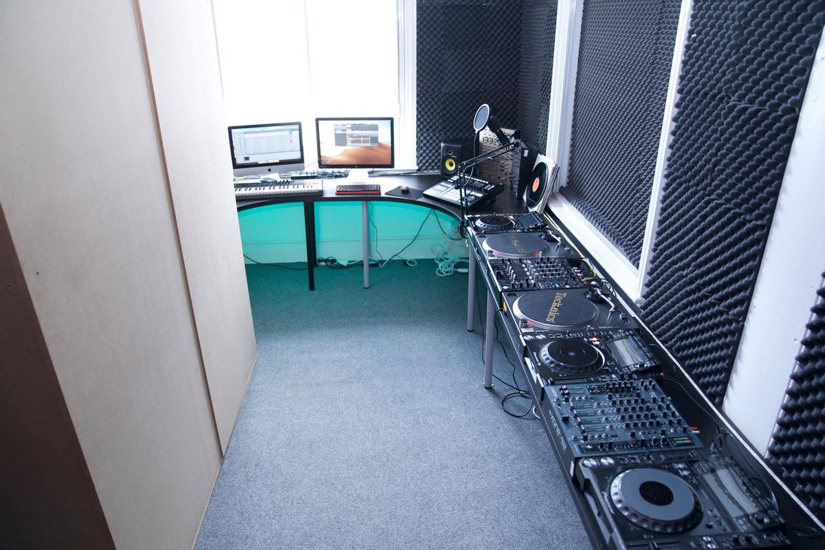 bdjofficial's tweet image. My studio in Shoreditch is finally finished!

Fully equipped for the following

• Music Production (Software/plugins/sounds included)
• Artist recording 
• Podcast/Vlog recording
• Radio Show recording
• DJ Practice Vinyl &amp;amp; CDJ
• DJ lessons

Feel free to share and forward🙌🏽