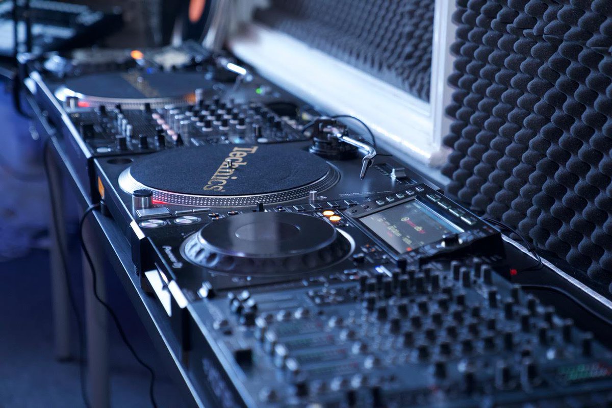 bdjofficial's tweet image. My studio in Shoreditch is finally finished!

Fully equipped for the following

• Music Production (Software/plugins/sounds included)
• Artist recording 
• Podcast/Vlog recording
• Radio Show recording
• DJ Practice Vinyl &amp;amp; CDJ
• DJ lessons

Feel free to share and forward🙌🏽