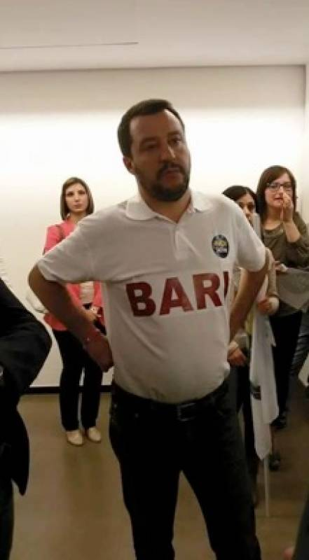 MARSICAN0's tweet photo. @RRivellini Naturalmente è una bufala
ecco l'originale (foto del 2015):
#trimon #salvini #felpato https://t.co/BBTxRZVWr5