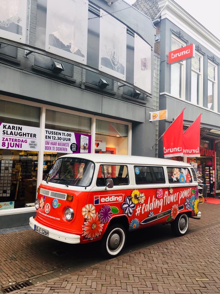 Carla Kamphuis is bij ons voor een creatieve en leerzame workshop van Edding 🌺🌹