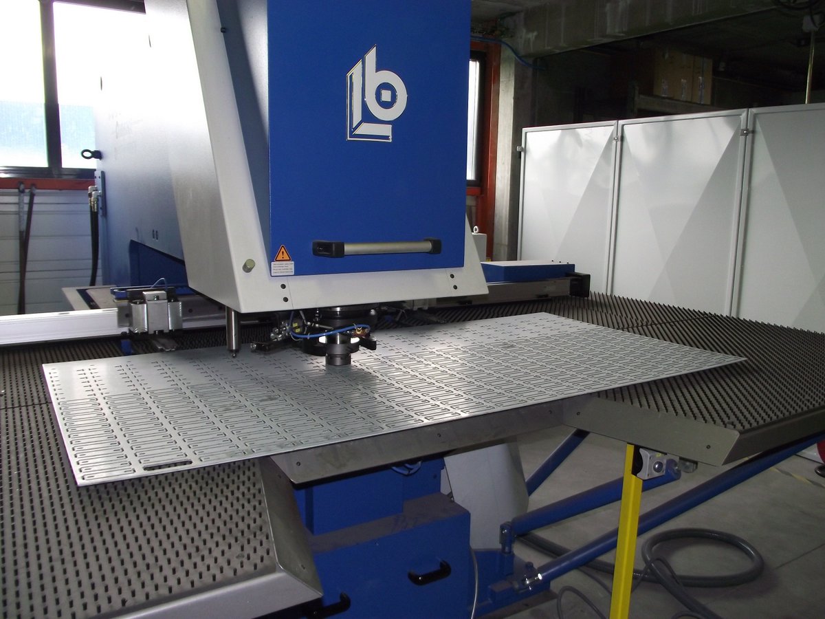 Cette semaine Entrepairs vous présente des capacités de poinçonnage. Une belle équipe d'une PME est là pour réaliser vos pièces. Avec un porte outils polyvalent ils peuvent travailler avec vos poinçons. Pour en savoir plus et prendre contact avec eux: lnkd.in/ggCVMTU