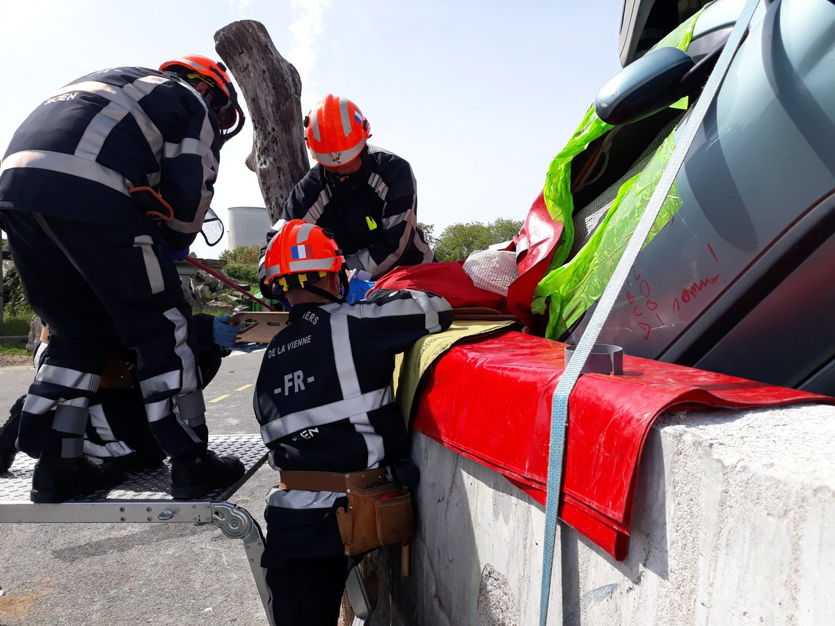 F3mnmissud's tweet photo. Mission accomplie, la victime "inconsciente" et le pied coincé sous la pédale , est sortir en 21 min. #sdis86 @WRC2019France @SRSUAP2019_FR https://t.co/Gl5kjUgZHG