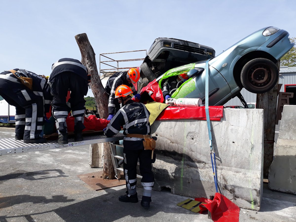 F3mnmissud's tweet photo. Mission accomplie, la victime "inconsciente" et le pied coincé sous la pédale , est sortir en 21 min. #sdis86 @WRC2019France @SRSUAP2019_FR https://t.co/Gl5kjUgZHG