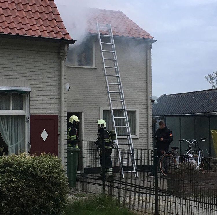 BBerlicum's tweet photo. Maandag 6 mei onze oefenavond besteed voor onze wedstrijd ploeg. Zo kunnen ze nog een aantal keer goed oefenen voor de wedstrijd op 18 mei. #kelderprocedure #woningbrand #3slachtoffers #teamwork #brandweermannen #brandweervrouwen #wedstrijdploeg #firefighters https://t.co/Q8bwQOOVIn