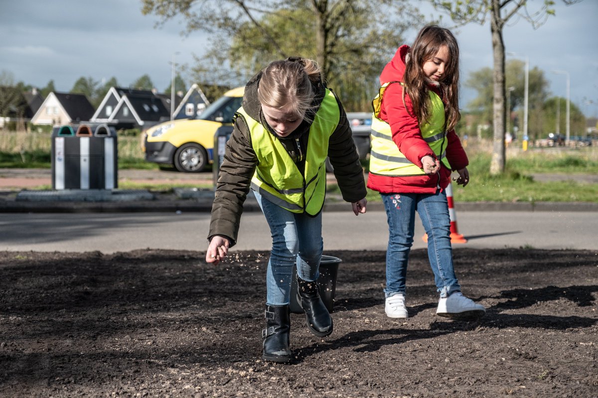 Bloemetjes zijn goed voor vlinders en bijen, weten de leerlingen van groep 4 van @kc_dewielen maar al te goed. Daarom zaaiden zij vanmorgen samen met de Buitendienst het plantsoen naast de school in. Het bloemenmengsel gaat de komende maanden bloeien. Jongens en meisjes, bedankt!
