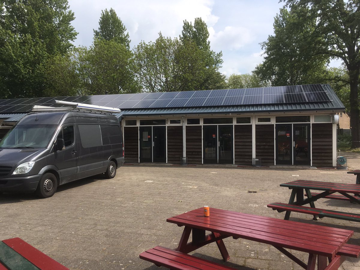 NKmastersGouda's tweet photo. De laatste zonnepanelen liggen op het clubhuis van @AVGouda. Nog even aansluiten en aan energie geen gebrek tijdens het NK Masters. https://t.co/goQoSy2GEA