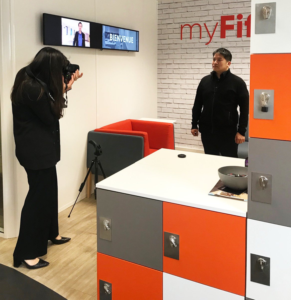 MyConnectedCorp's tweet photo. Opération #onboarding chez myConnectedCompany ! Présentation de nos activités, rencontre avec le marketing et l'UDJ avec la #devfactory et photo de bienvenue, ainsi qu'une visite guidée avec les nouveaux de l'ensemble du groupe !
Retrouvez plus de photos https://t.co/pSdEvxRgkJ https://t.co/xf5LVh4ACW