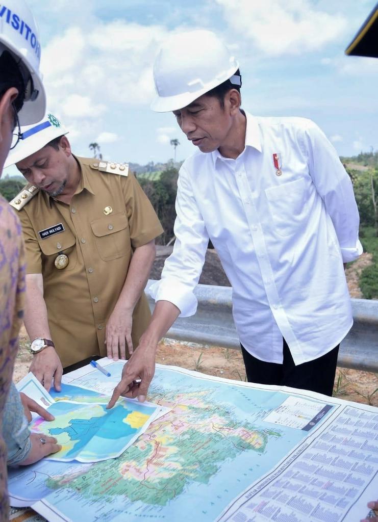 Siang di salah satu kawasan di Kalimantan Timur. Daerahnya layak jadi ibu kota negara karena infrastruktur pendukung sudah ada. Tapi kita tetap mengkaji banyak aspek lain. 

Dari sini, saya meninjau lokasi lain di Kalimantan Tengah. Mana dipilih? Tunggu saja.