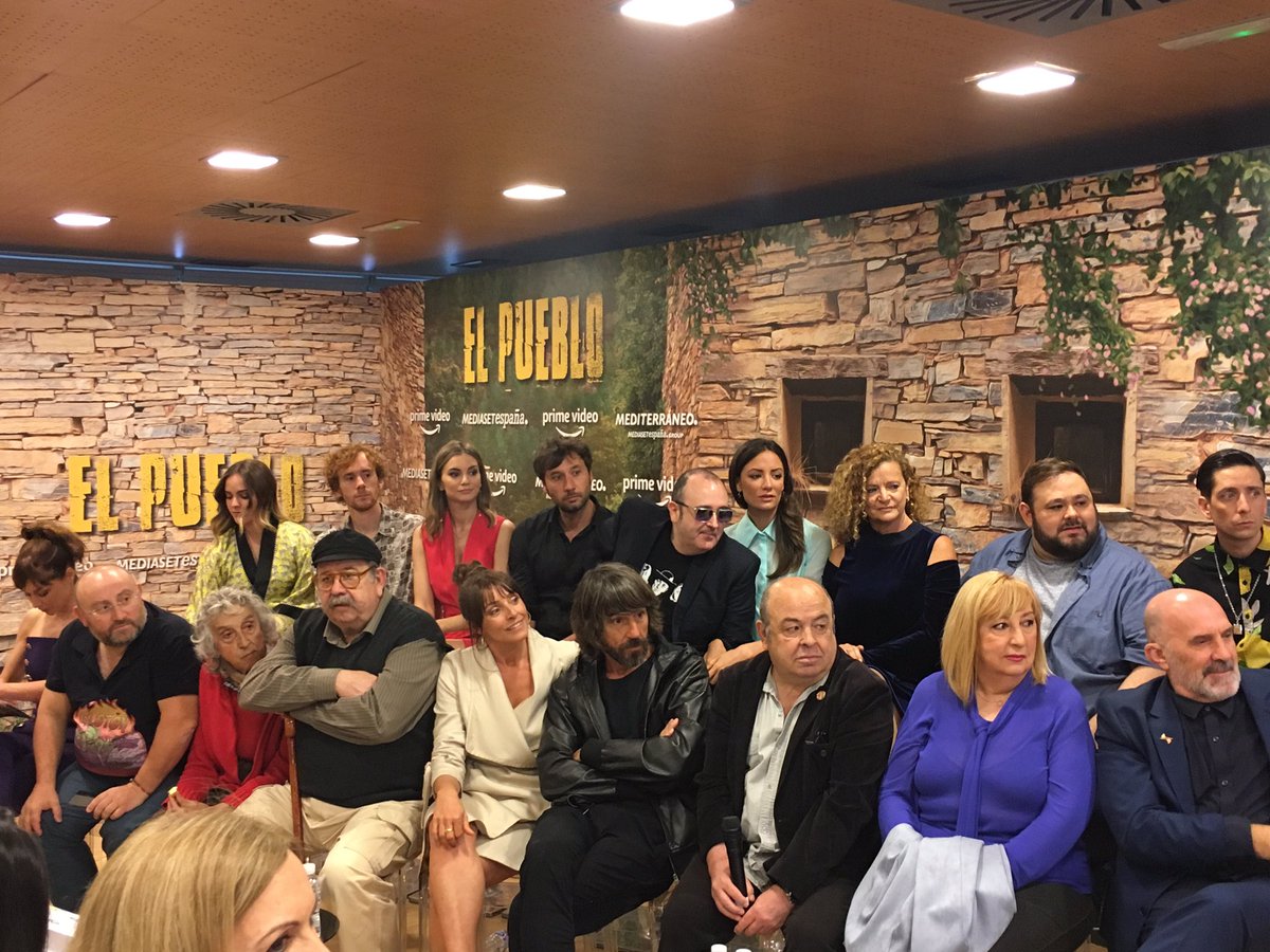 Ecoteuve's tweet photo. Estamos con los habitantes de #ElPueblo, la nueva comedia de los hermanos Caballero, que se verá en @PrimeVideoES y luego en @telecincoes https://t.co/G0HGErtMyp https://t.co/m5ocu0HNIw