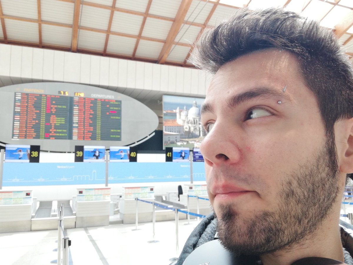 Dariofacose's tweet photo. Qui sono in aeroporto. 
#facciocose #Aeroporto #VolareOhOh #CantareOhOhOhOh
#fusoliera #vegan https://t.co/iVw35Rzsgl