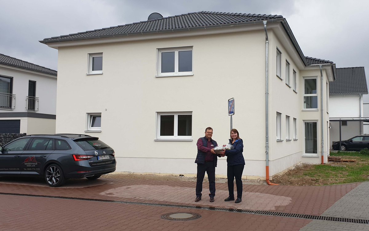 Es ist einfach immer wieder toll das ganz persönliche #Traumhaus an unsere #Bauherren zu übergeben.
Wir sind stolz auf zufriedene und glückliche Kunden wie unsere Bauherrin auf diesem Bild!
 Vielen Dank für die tolle Zusammenarbeit.
Das @MASSIVHAUSRL Team